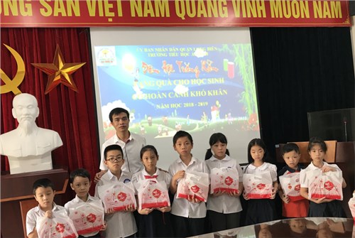 Trường Tiểu học Ái Mộ B tặng quà cho học sinh có hoàn cảnh khó khăn nhân dịp Tết Trung thu 2018